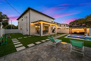 Luxury Modern Villa w/ Pool, Jacuzzi & Amenities!