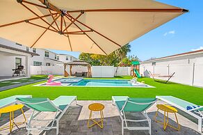 Luxury Modern Villa w/ Pool, Jacuzzi & Amenities!