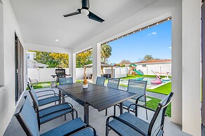 Luxury Modern Villa w/ Pool, Jacuzzi & Amenities!