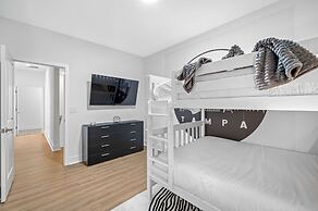 Luxury Modern Villa w/ Pool, Jacuzzi & Amenities!