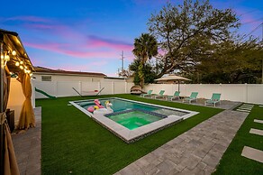 Luxury Modern Villa w/ Pool, Jacuzzi & Amenities!