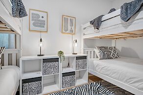 Luxury Modern Villa w/ Pool, Jacuzzi & Amenities!