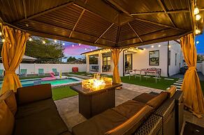 Luxury Modern Villa w/ Pool, Jacuzzi & Amenities!