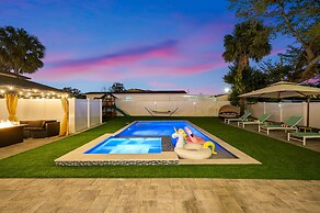 Luxury Modern Villa w/ Pool, Jacuzzi & Amenities!