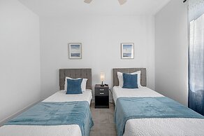 Luxury Modern Villa w/ Pool, Jacuzzi & Amenities!