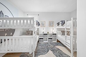 Luxury Modern Villa w/ Pool, Jacuzzi & Amenities!