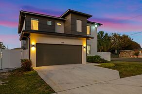 Luxury Modern Villa w/ Pool, Jacuzzi & Amenities!