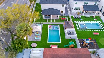 Luxury Modern Villa w/ Pool, Jacuzzi & Amenities!