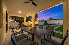Luxury Modern Villa w/ Pool, Jacuzzi & Amenities!