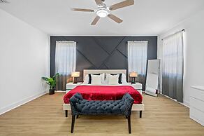 Luxury Modern Villa w/ Pool, Jacuzzi & Amenities!