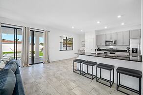 Luxury Modern Villa w/ Pool, Jacuzzi & Amenities!