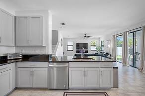 Luxury Modern Villa w/ Pool, Jacuzzi & Amenities!