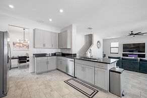 Luxury Modern Villa w/ Pool, Jacuzzi & Amenities!