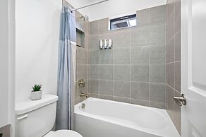 Luxury Modern Villa w/ Pool, Jacuzzi & Amenities!