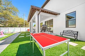 Luxury Modern Villa w/ Pool, Jacuzzi & Amenities!