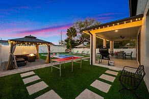 Luxury Modern Villa w/ Pool, Jacuzzi & Amenities!