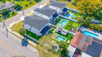 Luxury Modern Villa w/ Pool, Jacuzzi & Amenities!