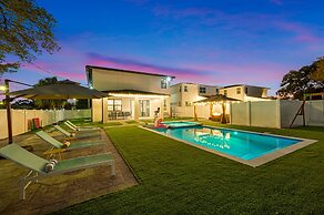Luxury Modern Villa w/ Pool, Jacuzzi & Amenities!
