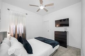 Luxury Modern Villa w/ Pool, Jacuzzi & Amenities!