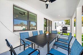 Luxury Modern Villa w/ Pool, Jacuzzi & Amenities!