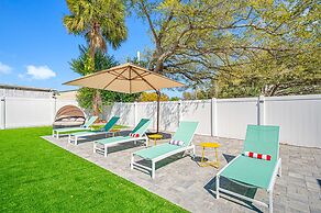 Luxury Modern Villa w/ Pool, Jacuzzi & Amenities!