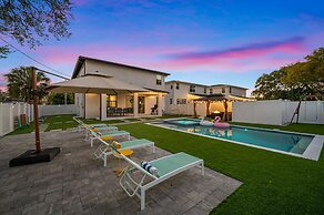 Luxury Modern Villa w/ Pool, Jacuzzi & Amenities!