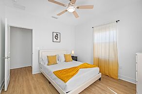 Luxury Modern Villa w/ Pool, Jacuzzi & Amenities!