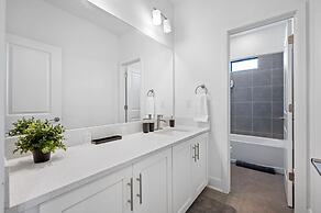 Luxury Modern Villa w/ Pool, Jacuzzi & Amenities!