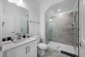 Luxury Modern Villa w/ Pool, Jacuzzi & Amenities!