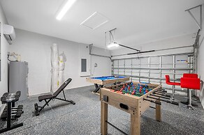 Luxury Modern Villa w/ Pool, Jacuzzi & Amenities!