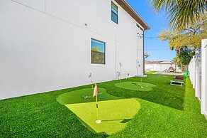 Luxury Modern Villa w/ Pool, Jacuzzi & Amenities!