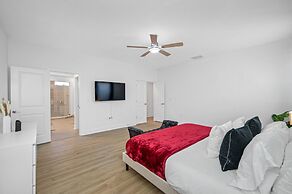 Luxury Modern Villa w/ Pool, Jacuzzi & Amenities!