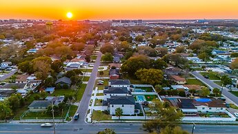 Luxury Modern Villa w/ Pool, Jacuzzi & Amenities!