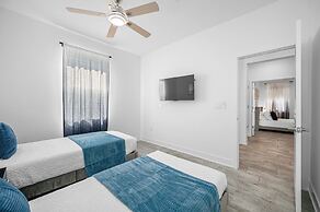 Luxury Modern Villa w/ Pool, Jacuzzi & Amenities!