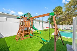 Luxury Modern Villa w/ Pool, Jacuzzi & Amenities!