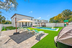 Luxury Modern Villa w/ Pool, Jacuzzi & Amenities!