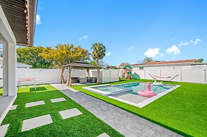 Luxury Modern Villa w/ Pool, Jacuzzi & Amenities!