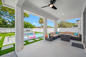 New-6br Discovilla- Sleeps16 Heated Pool & More