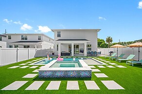 New-6br Discovilla- Sleeps16 Heated Pool & More