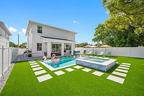 New-6br Discovilla- Sleeps16 Heated Pool & More