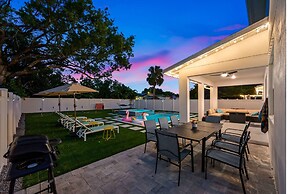 New-6br Discovilla- Sleeps16 Heated Pool & More