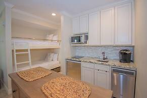 511 Sunsuite - Charming Studio, Sleeps 4! Resort Access Included!