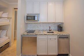 511 Sunsuite - Charming Studio, Sleeps 4! Resort Access Included!