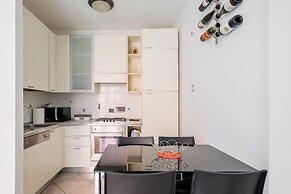 Sotto i portici di Via Pietralata