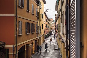 Sotto i portici di Via Pietralata