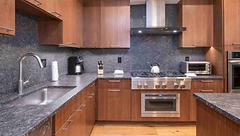 Modern 2 Bedroom Luxury Condo in Lionshead Village