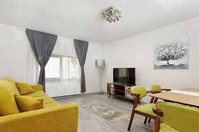 Aki Gray Apartment Serene Oasis