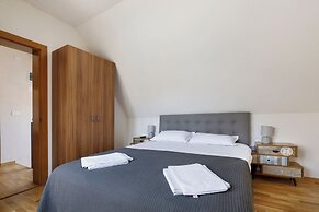 Aki Gray Apartment Serene Oasis