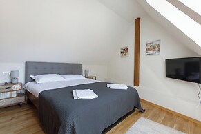 Aki Gray Apartment Serene Oasis