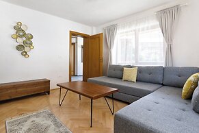 Aki Gray Apartment Serene Oasis